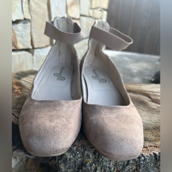 Mountain sole Mickey Tan Elegant Heels with Classic Design Sz-7M.  I - Picture 3 of 8